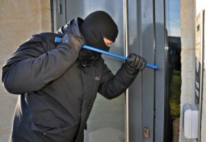 Ein Mann versucht, mit einem Brecheisen in die Wohnung einzubrechen.