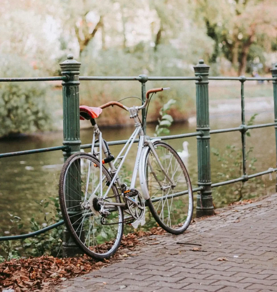 Das Fahrrad ist an einer Stange angeschlossen.